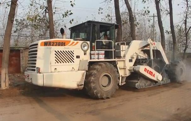 銳馬首臺WR2300L冷再生駐馬店水穩路基冷再生施工